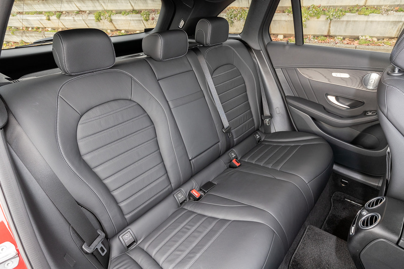 インテリアではスポーティで上質という従来のデザインコンセプトを継承しながら、ダッシュボード中央にナビゲーションやエンターテインメントシステムの表示画面となる、高精細10.25インチの「ワイドディスプレイ」を装備。ステアリングホイールはSクラスと同じデザインのメルセデス・ベンツ最新世代のもの