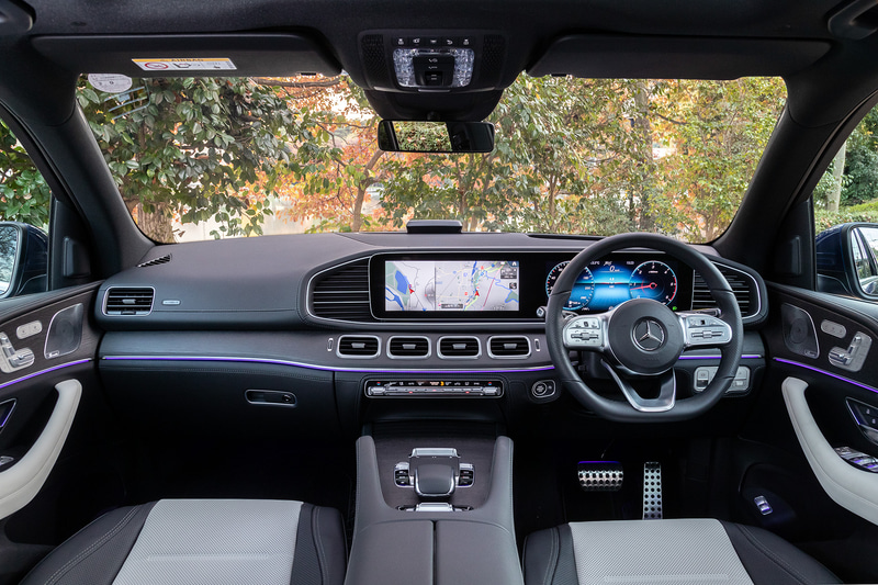 新型GLEでは、ホイールベースを先代比で80mm延長したことで居住性と積載性を向上。さらにAピラーを起こすことで乗降性も高めた。2列目シートにはこのセグメントのSUVとしては世界初となる6ウェイフルパワーシートを全モデル標準装備し、レッグルームは先代比69mm増となる1045mmに拡大