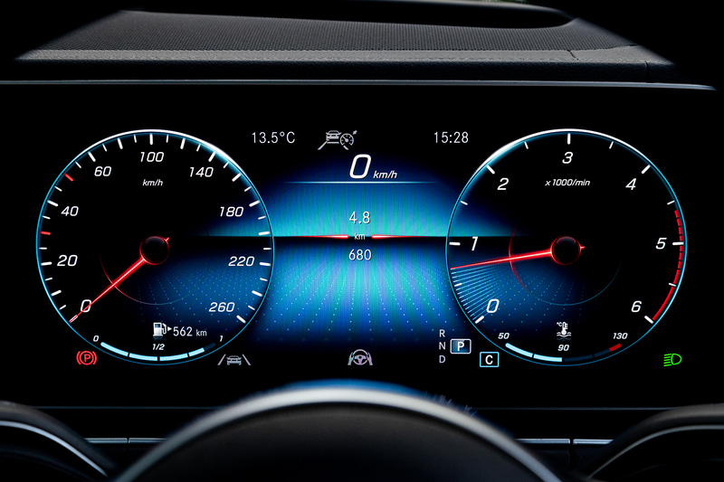 新型GLEでは、ホイールベースを先代比で80mm延長したことで居住性と積載性を向上。さらにAピラーを起こすことで乗降性も高めた。2列目シートにはこのセグメントのSUVとしては世界初となる6ウェイフルパワーシートを全モデル標準装備し、レッグルームは先代比69mm増となる1045mmに拡大