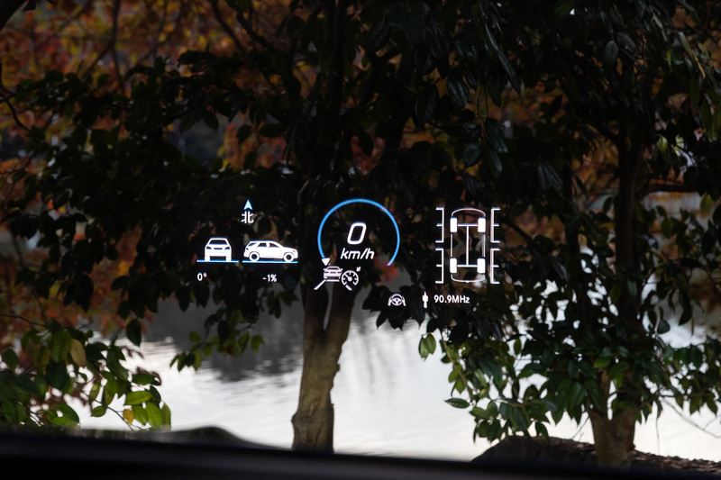 新型GLEでは、ホイールベースを先代比で80mm延長したことで居住性と積載性を向上。さらにAピラーを起こすことで乗降性も高めた。2列目シートにはこのセグメントのSUVとしては世界初となる6ウェイフルパワーシートを全モデル標準装備し、レッグルームは先代比69mm増となる1045mmに拡大