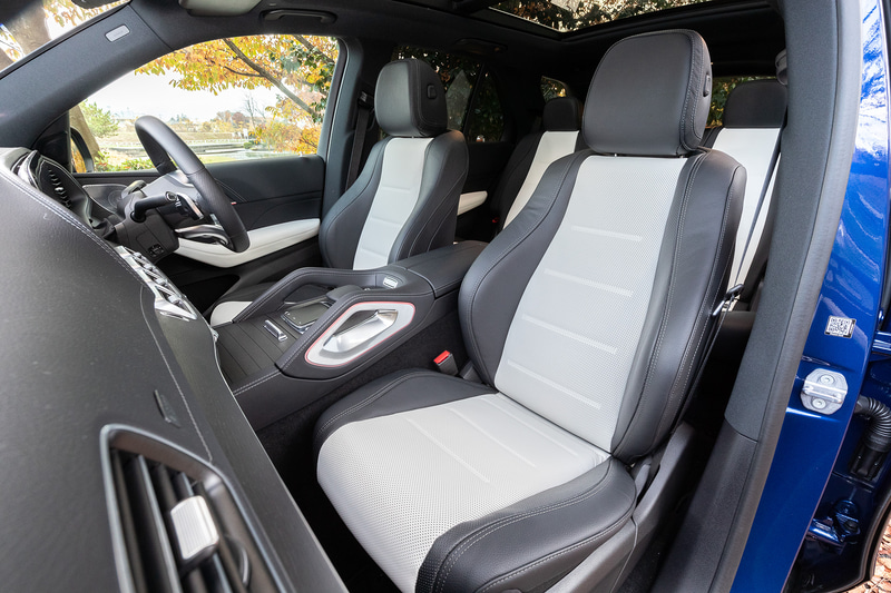 全モデル標準装備の3列目シート（2人掛け）は可倒式で、3列目シート使用時のラゲッジルームスペースは160L。2、3列目シートを倒すことで最大2055Lまで拡大する。また、トランクスルーで積み込める横幅を72mm拡大し、長尺物の積載性を向上。加えて、AIRMATICサスペンション装備車ではスイッチ操作でリアの車高を約40mm下げることもでき、よりスムーズな荷物の積み下ろしを可能とした。3列目シートは大人だと長距離移動するのは厳しいか