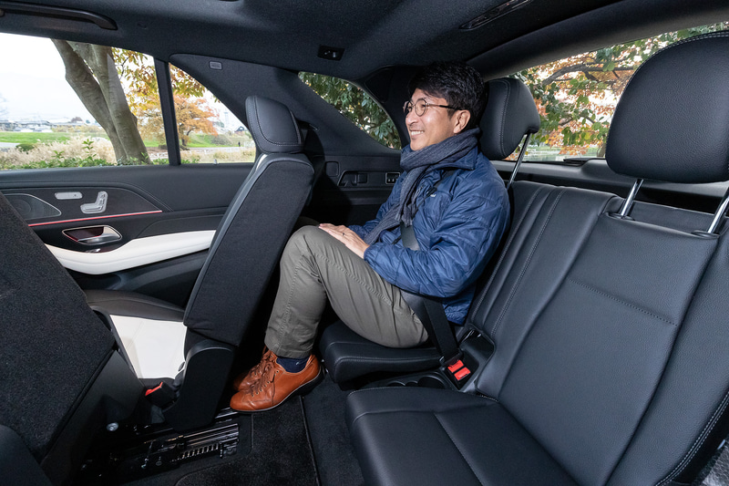 全モデル標準装備の3列目シート（2人掛け）は可倒式で、3列目シート使用時のラゲッジルームスペースは160L。2、3列目シートを倒すことで最大2055Lまで拡大する。また、トランクスルーで積み込める横幅を72mm拡大し、長尺物の積載性を向上。加えて、AIRMATICサスペンション装備車ではスイッチ操作でリアの車高を約40mm下げることもでき、よりスムーズな荷物の積み下ろしを可能とした。3列目シートは大人だと長距離移動するのは厳しいか