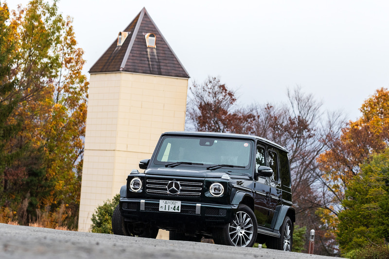 2019年4月に追加されたディーゼルモデルの「G 350 d」(1192万円)。ボディサイズは4660×1930×1975mm(全長×全幅×全高)、ホイールベースは2890mm。パワートレーンは「S 400 d」などにも採用される最高出力210kW(286PS)/3400-4600rpm、最大トルク600Nm(61.2kgfm)/1200-3200rpmを発生する直列6気筒DOHC 3.0リッターディーゼルターボ「OM656」型エンジンを搭載。トランスミッションにはトルクコンバーターハウジングをアルミニウム製、ギヤハウジングをマグネシウム製とした9速AT「9G-TRONIC」を採用。0-100km/h加速は7.4秒