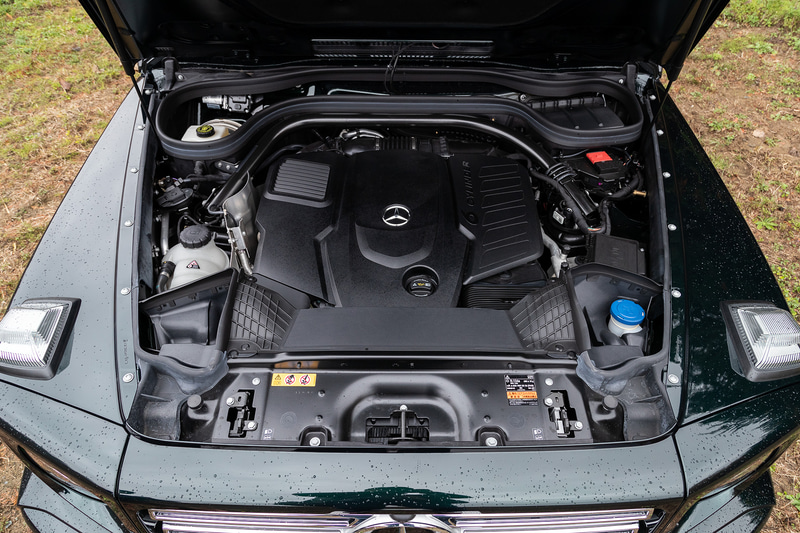 2019年4月に追加されたディーゼルモデルの「G 350 d」(1192万円)。ボディサイズは4660×1930×1975mm(全長×全幅×全高)、ホイールベースは2890mm。パワートレーンは「S 400 d」などにも採用される最高出力210kW(286PS)/3400-4600rpm、最大トルク600Nm(61.2kgfm)/1200-3200rpmを発生する直列6気筒DOHC 3.0リッターディーゼルターボ「OM656」型エンジンを搭載。トランスミッションにはトルクコンバーターハウジングをアルミニウム製、ギヤハウジングをマグネシウム製とした9速AT「9G-TRONIC」を採用。0-100km/h加速は7.4秒