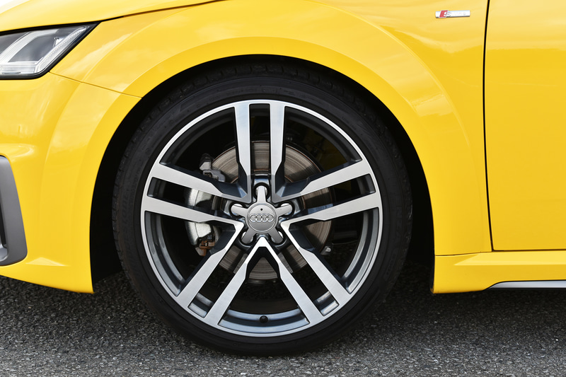 アルミホイールはオプションの5アームスターデザインコントラストグレーパートリーポリッシュト（鍛造）を装着。組み合わせるタイヤはブリヂストン製「ポテンザ S001」（245/35R19）