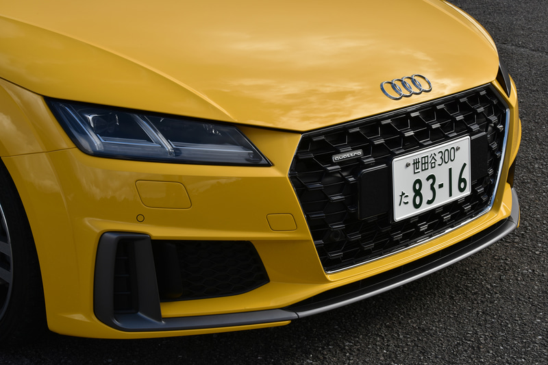 立体的なハニカムメッシュとなったシングルフレームグリルや、バンパー、リアディフューザーなどのデザインを変更