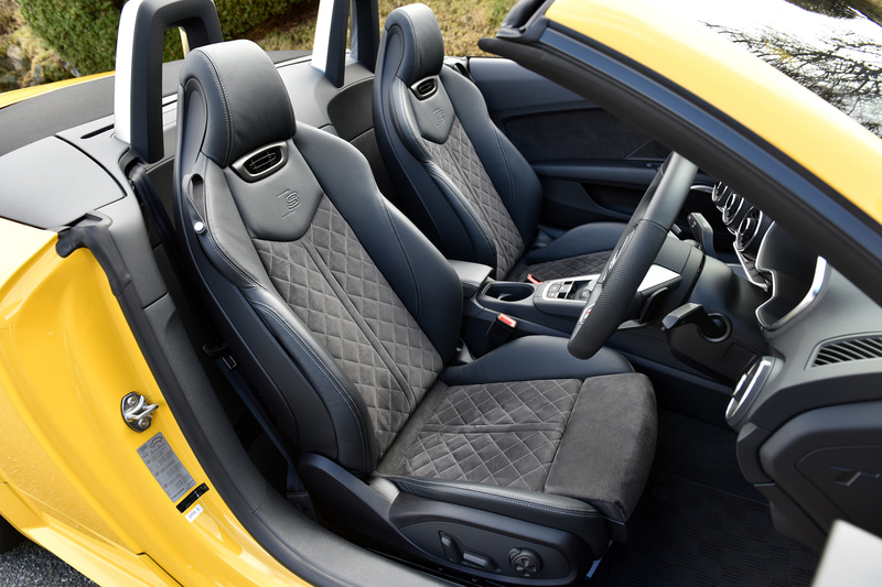 シートはダイヤモンドステッチを施したアルカンターラ/レザーのSスポーツシート