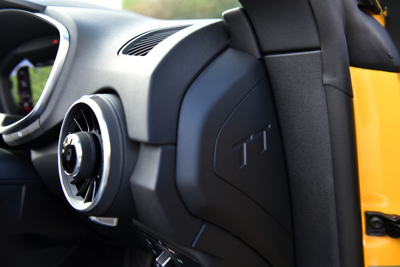 ドアを開けると見えるTTのロゴが心をくすぐる