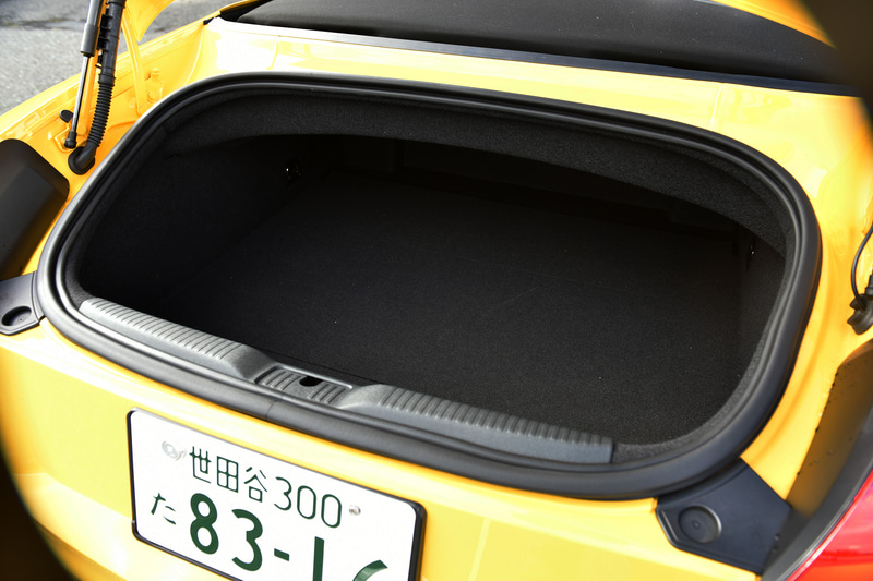TT ロードスターのトランク容量は280L。クーペでは305Lに広がる
