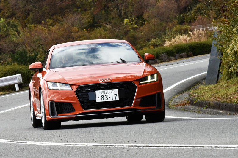 クーペの方がスポーツカーらしさを感じる締まった乗り味