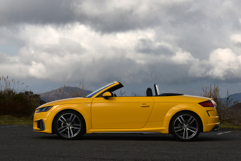 ソフトトップの開閉に要する時間は10秒以内。50km/h以下であれば走行中の操作も可能