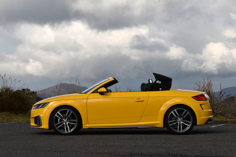 ソフトトップの開閉に要する時間は10秒以内。50km/h以下であれば走行中の操作も可能