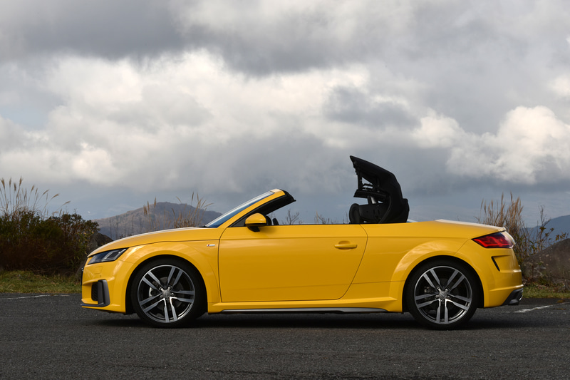 ソフトトップの開閉に要する時間は10秒以内。50km/h以下であれば走行中の操作も可能