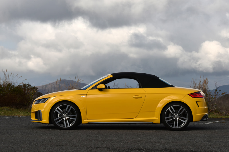 ソフトトップの開閉に要する時間は10秒以内。50km/h以下であれば走行中の操作も可能