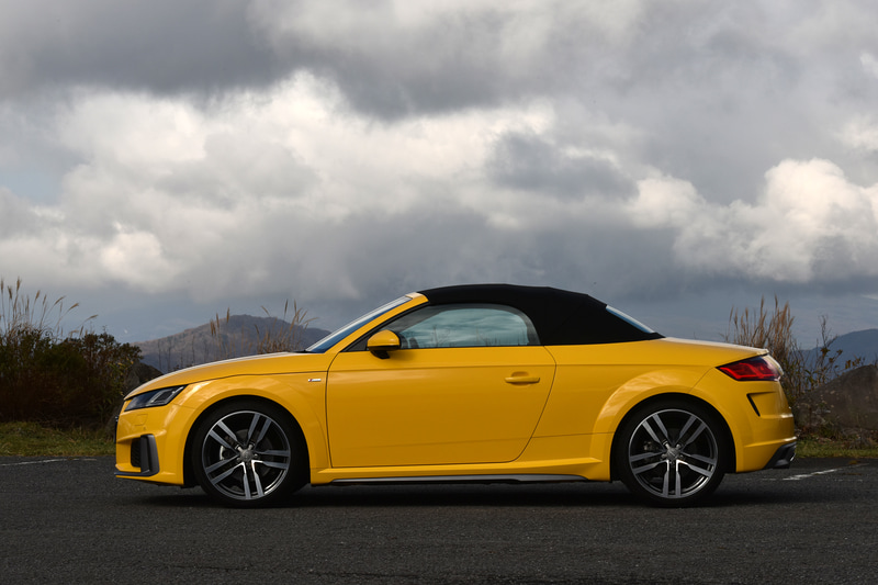 ソフトトップの開閉に要する時間は10秒以内。50km/h以下であれば走行中の操作も可能