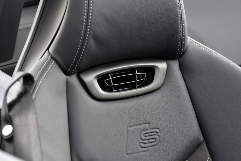 オプションのウインドブロッカーは電動で高さを調節可能。シートにはエアスカーフ（ネックヒーター）も採用し、寒い時期でも快適にオープンエアドライブが楽しめる