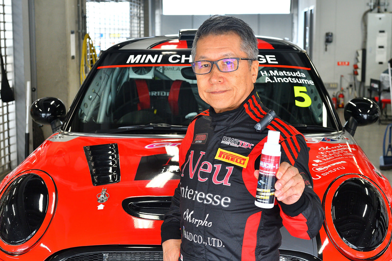 モータージャーナリストでレーシングドライバーでもある松田秀士氏も使用