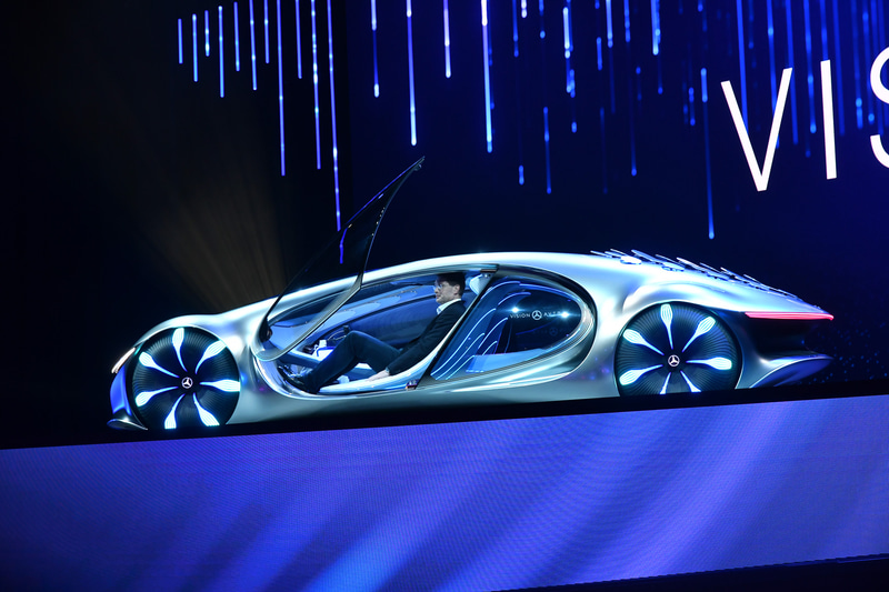 オラ・ケレニウス会長は一度下がった後、新型コンセプトカー「メルセデス・ベンツ VISION AVTR」に乗って登場