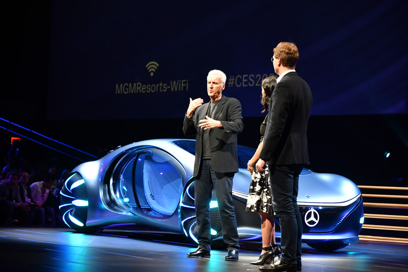 ジェームズ・キャメロン氏登場（左）