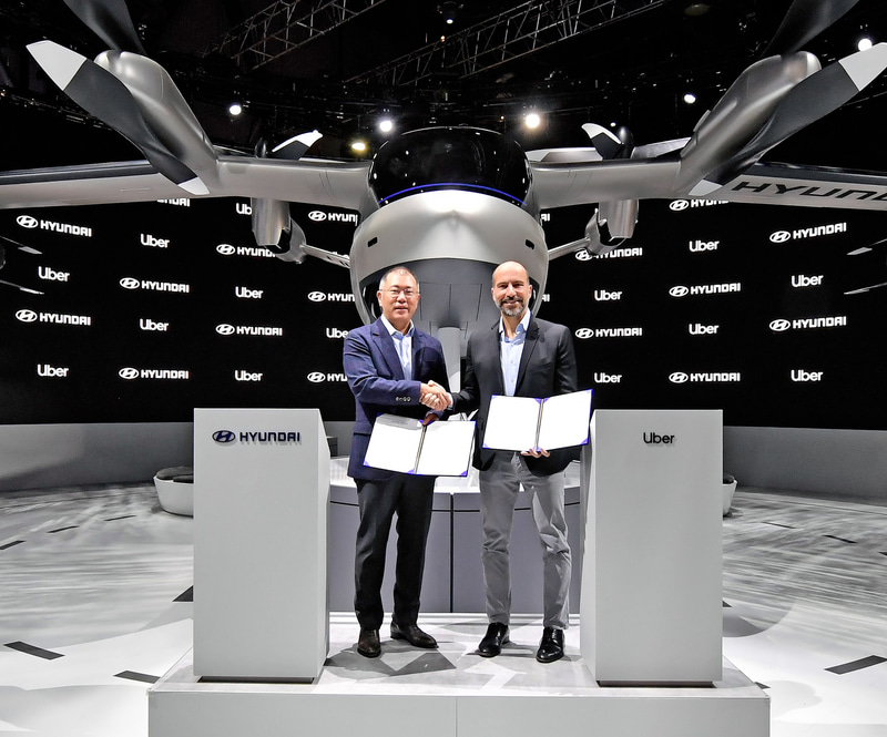 ヒュンダイモーターグループ エグゼクティブバイスプレジデント Euisun Chung氏（左）、Uber CEOのDara Khosrowshahi氏（右）