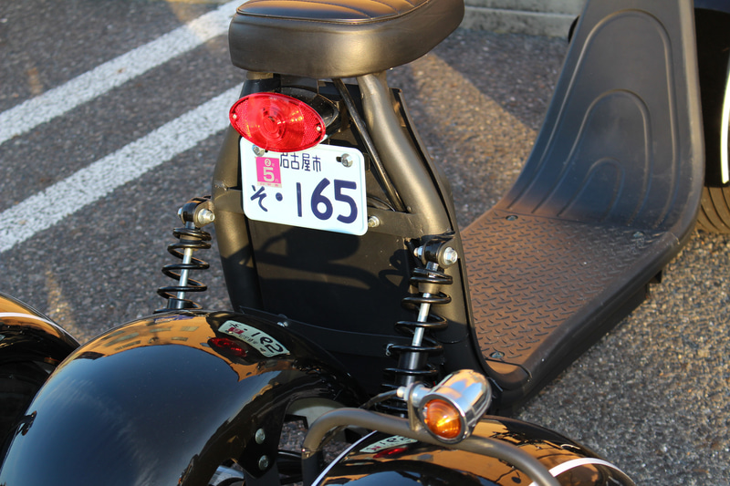 2輪免許がなくても、普通運転免許があれば運転できる。また、道路交通法上ヘルメットなしで走行可能だが、安全上ヘルメットの装着を推奨している