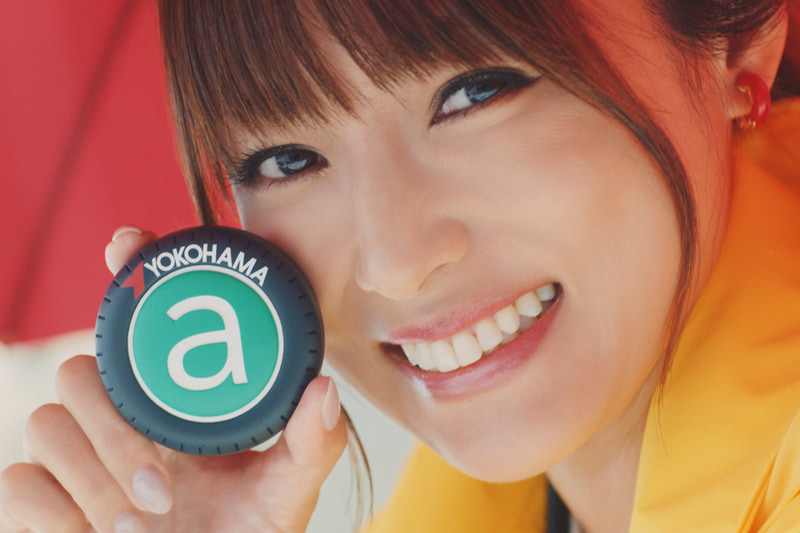 女優の深田恭子さんが“雨に強いヨコハマ”を訴求