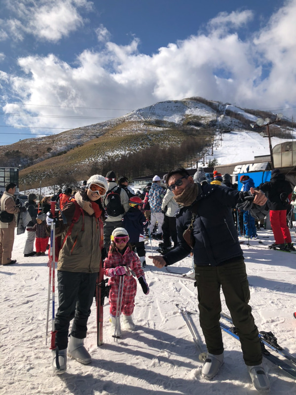 中央道の諏訪南ICを降り、エコーラインを通って約40分で到着する車山高原SKYPARK RESORT。降雪はかなり少なめでしたが、標高が高いので澄んだ空が気持ちよく、ゲレンデからの眺めも抜群! コースもファミリー向けからスポーツマン、パノラマコースなど、たくさんあります。娘はこの時はまだやる気マンマンだったんですけどね(笑)。今回は知らなかったのですが、なんと「速旅」という商品を前日までにWebで申し込むと、高速道路の割引料金+リフト1日券(大人1名)+施設利用券1000円分のセットがかなりお得な料金で提供されるとのこと。詳細はNEXCO中日本のサイトでチェックしてみてくださいね