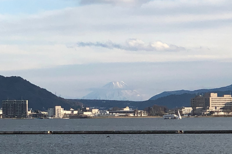 久々のスキーで筋肉痛バキバキになった体を癒してくれたのは、諏訪湖周辺の温泉と、諏訪湖越しにクッキリと拝めたりりしい富士山！　諏訪湖畔にある「ハーモ美術館」のあたりから、お天気の条件がよければ見えますので、ぜひ♪