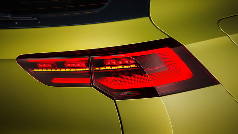 新たに片側22個のLEDを使ったIQ.LIGHT LEDマトリクスヘッドライトを採用。前後共にユニット内に「IQ.LIGHT」の文字が刻まれる