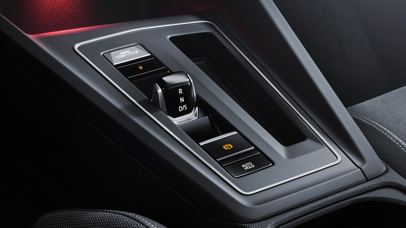 操作系が一新され、ステアリングスポーク右側には灯火類やデフロスターのON/OFFができるタッチパネルを配置