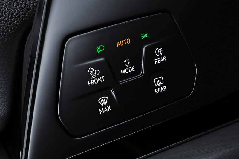 操作系が一新され、ステアリングスポーク右側には灯火類やデフロスターのON/OFFができるタッチパネルを配置