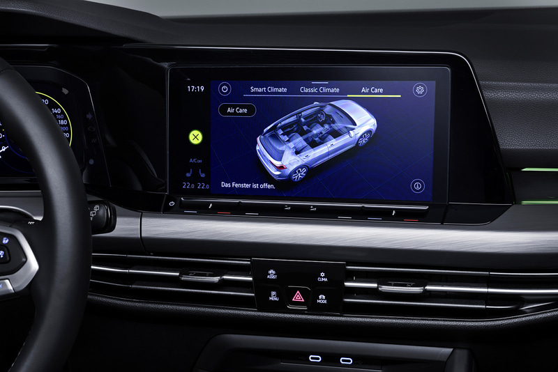 室内中央には8.25インチのタッチパネルを備えるインフォティメントシステムを搭載。地図の表示だけでなく、エアコンの操作や走行モードの選択、スマートフォンとのBluetooth接続にも対応し、オンラインサービスも利用可能