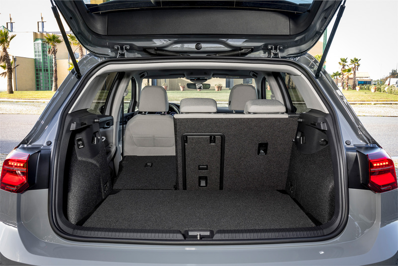 ラゲッジルーム容量は380Lを確保。6：4分割可倒式のリアシートバックを倒すことで1237Lまで拡大できる