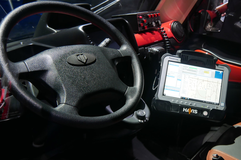 車内にはパナソニックの堅牢タブレット「タフブック」が搭載されている