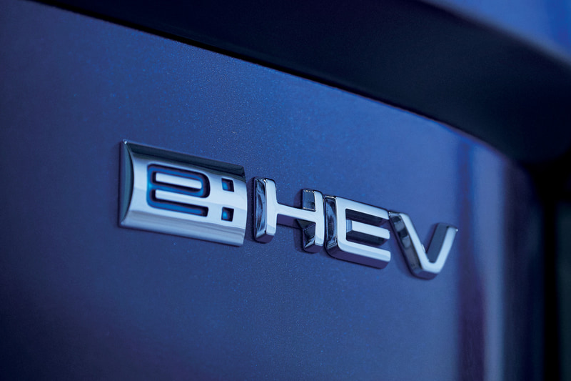 ハイブリッド仕様に付けられる「e:HEV」のエンブレム