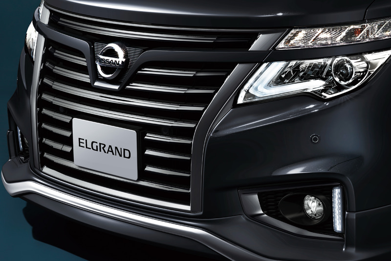 「漆黒メッキフロントグリル」「漆黒フォグランプフィニッシャー」「ダークグラファイトフィニッシュ18インチアルミホイール」を専用装備