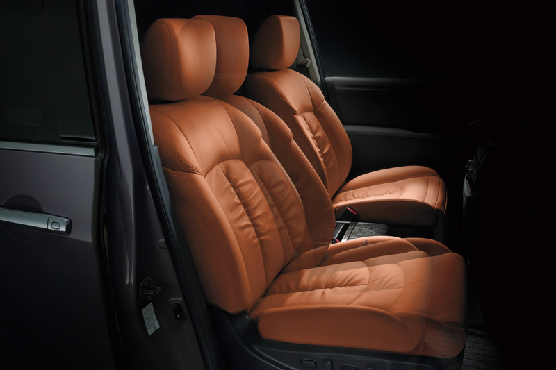 運転席と助手席はパワーシートとなる