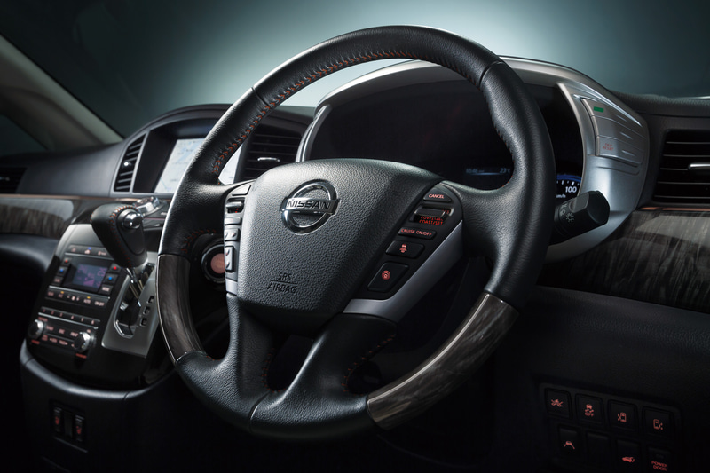 本革巻・木目調コンビステアリングやシフトセレクターのステッチはタン色に変更