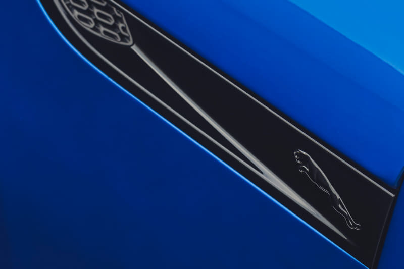 サイドベントに新しくジャガーのリーパーロゴを配置