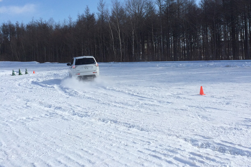 試乗会などで走るクローズドコースはきちんと整備されている