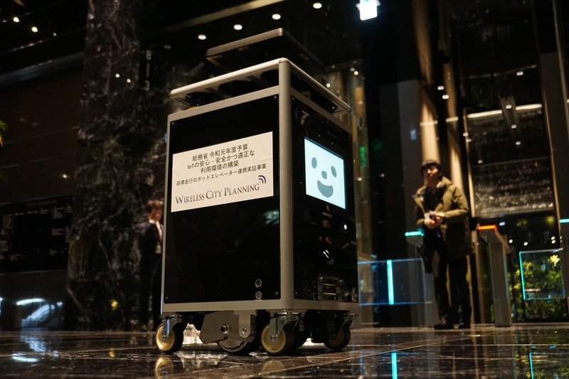 自律走行ロボットのCuboidくん。LTE、LPWA、Wi-Fiといった複数の通信規格に対応。人感センサーなど各種センサーを搭載する