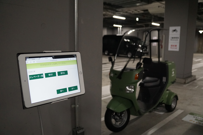 タブレットに表示された荷物の届け先。宅配業者などの人がタブレットでビル内にある届け先を指定する