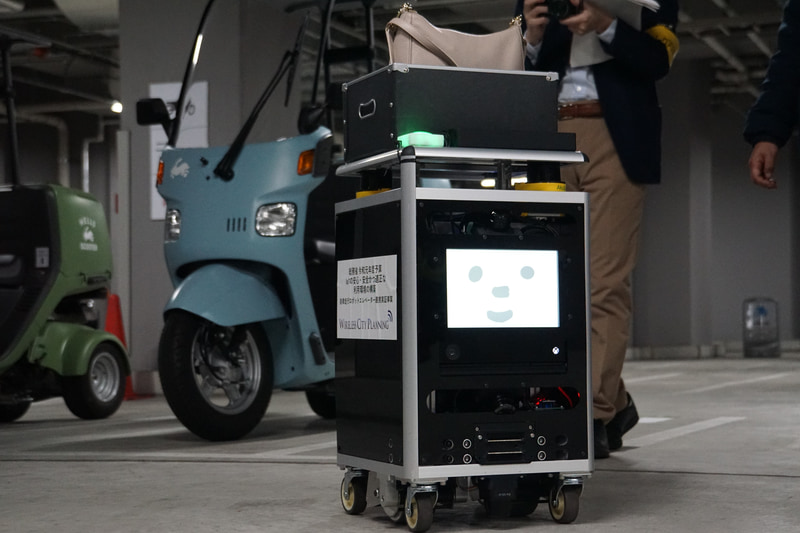 荷物を載せて移動を開始する「Cuboidくん」