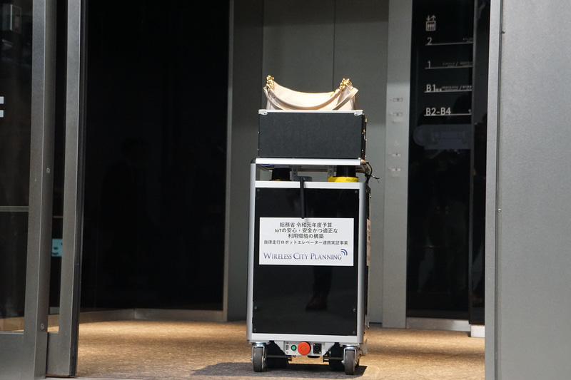 荷物を載せてCuboidくんがエレベーターホールへと移動する