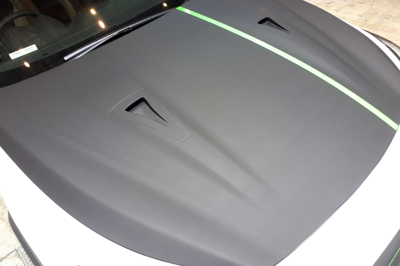 フロントまわりでは、専用のフードや、カナード、リップスポイラーも装着されるフロントバンパーが装着される