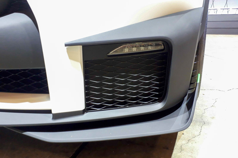 フロントまわりでは、専用のフードや、カナード、リップスポイラーも装着されるフロントバンパーが装着される