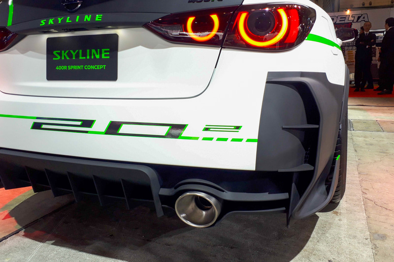 リアバンパーにはカナードやサイドアウトレットも装着される