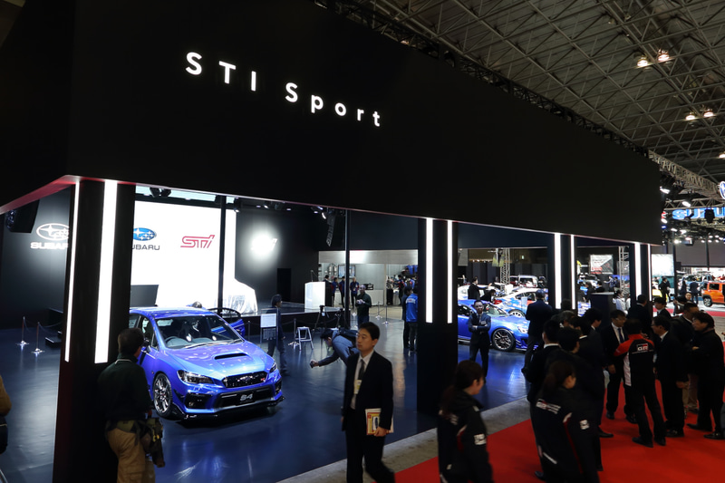 右側にSUBARU、左側にSTI Sportのロゴを配したブースに6台を展示する