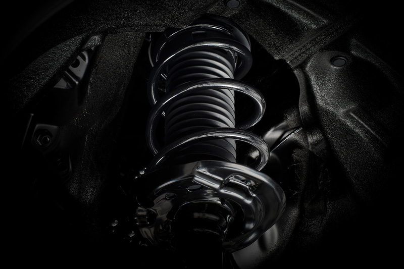 マクファーソンストラット式フロントサスペンション