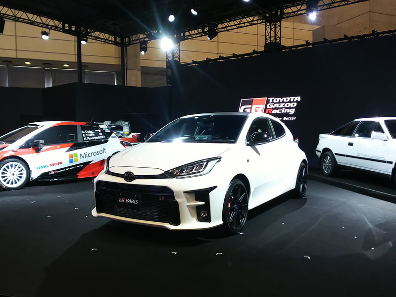展示されるGRヤリス（RZ“High-performance・First Edition”）。ボディサイズは3995×1805×1460mm（全長×全幅×全高）、ホイールベースは2558mm。車両重量は1280kg
